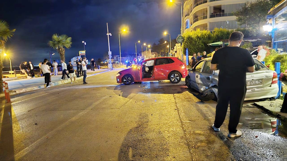 Mudanya'da İki Otomobil Çarpıştı: 4 Yaralı, Sürücü Kaçtı