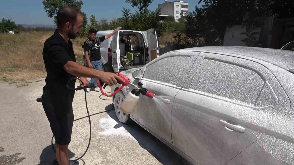 Bursa'da Mobil Oto Yıkama Ustasından Ücretsiz Araç Temizliği