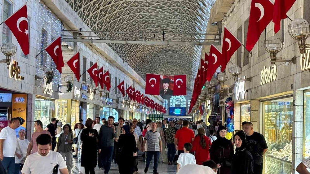 Bursa Kapalı Çarşı 30 Ağustos Zafer Bayramı İçin Türk Bayraklarıyla Donatıldı