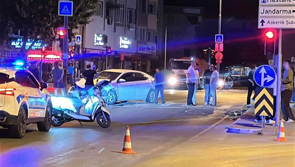 Bursa İnegöl'de İki Otomobil Çarpıştı 9 Kişi Yaralandı