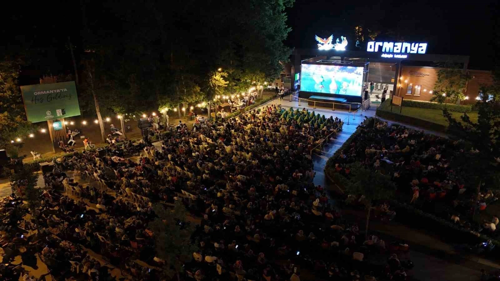 Ormanya'da Açık Hava Sinemasında Ördeklerin Göçü Filmi Gösterildi