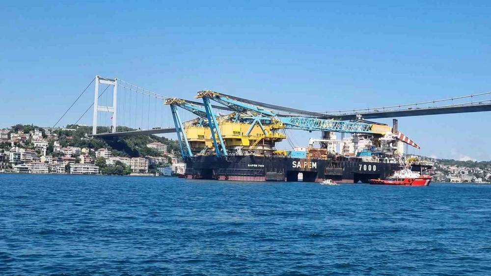 Dünyanın En Büyük Üçüncü Vinç Gemisi Saipem 7000 İstanbul Boğazı’ndan Geçti