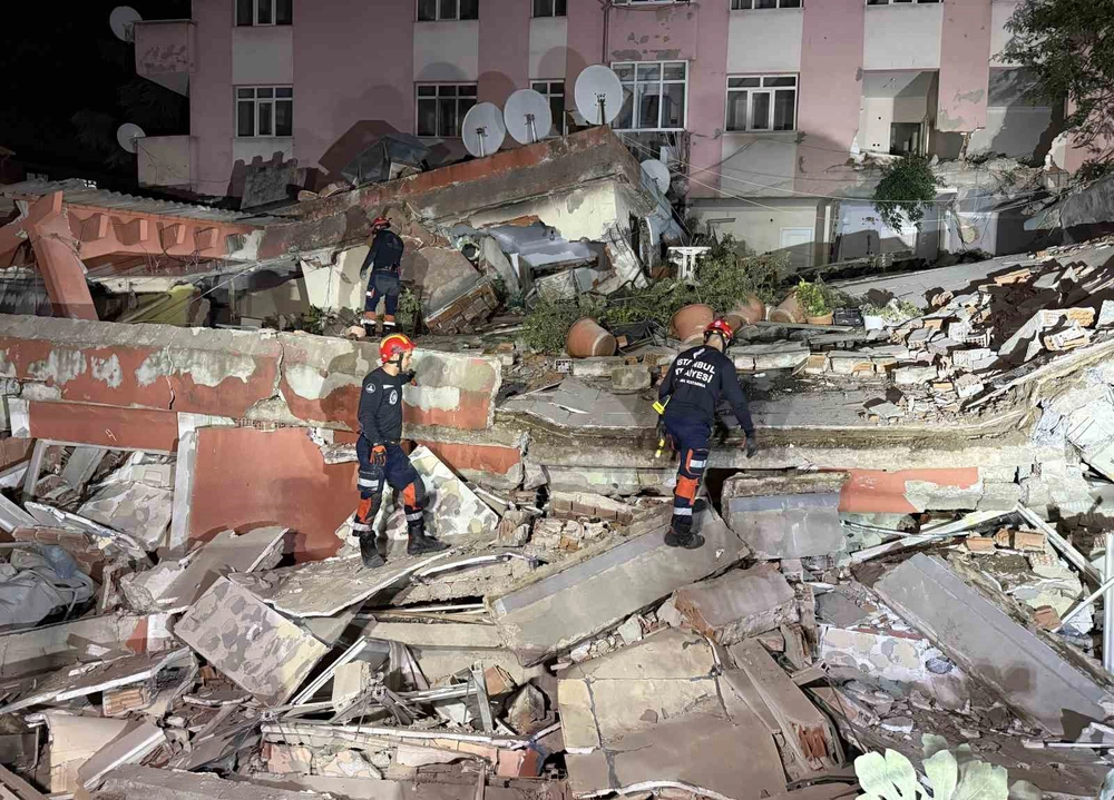 Bahçelievler'de Dün Gece Tahliye Edilen Bina Çöktü