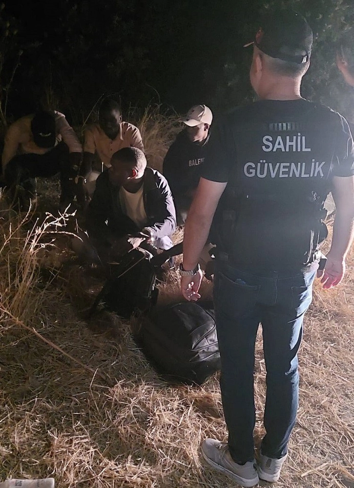 Ezine'de Sahil Güvenlik Operasyonu 5 Kaçak Göçmen Yakaladı