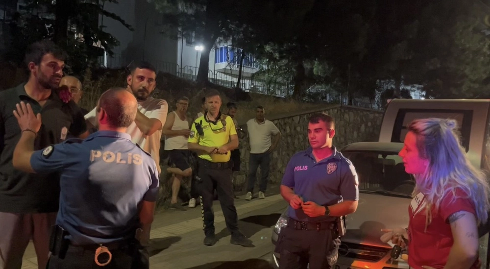 Alkollü Kadın Sürücü Kazayı Unuttu Polise Direnince Gözaltına Alındı