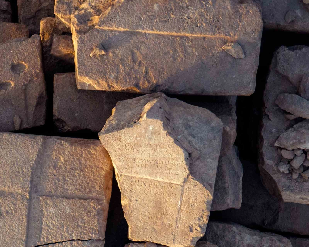 Giza Piramitleri'nin Zirvesinde Turistlerin Kazıdığı Yazılar Ortaya Çıktı