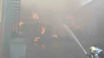 Gebze'de Geri Dönüşüm Deposunda Yangın