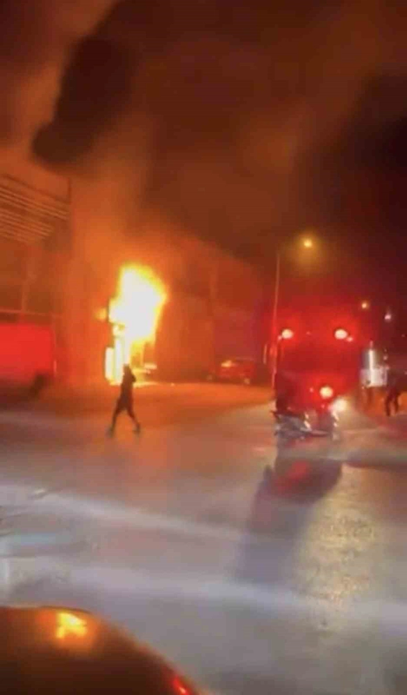 Bursa'da yangına müdahale eden itfaiye eri yüksekten düştü