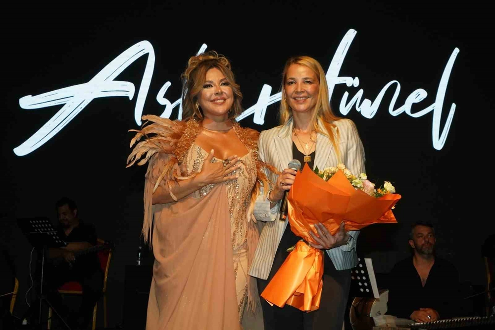 Aslı Hünel Bursa'da Hayranlarıyla Buluştu