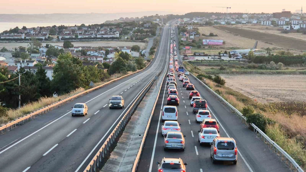 İstanbul'dan Tekirdağ'a Hafta Sonu Akını Kilometrelerce Kuyruk Oluşturdu