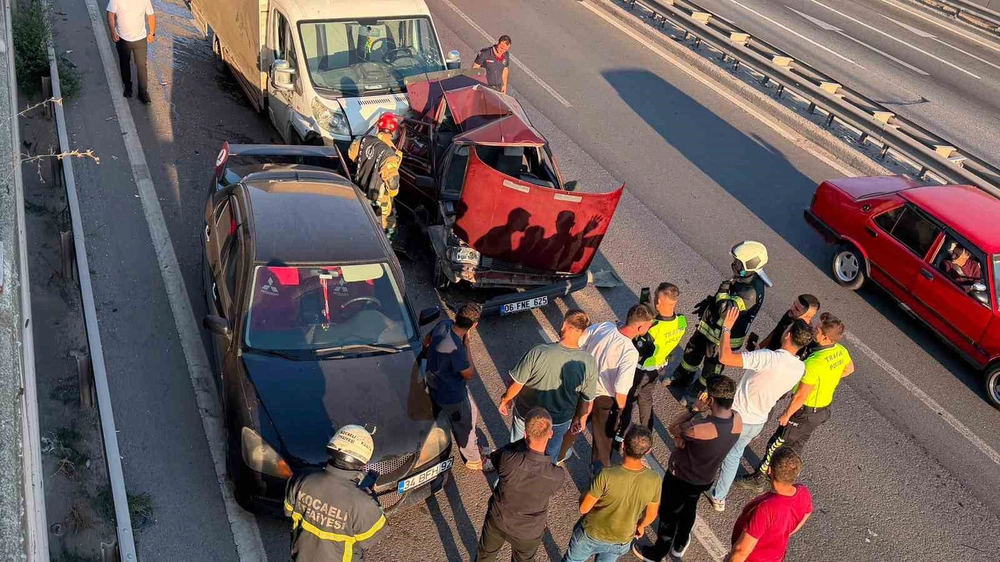 Kocaeli Körfez'de Zincirleme Kaza: Sürücüler Kazayı Yarasız Atlattı