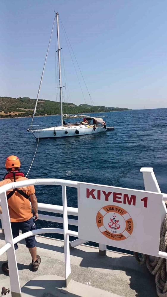 Çanakkale Boğazı'nda Sürüklenen Tekne Kıyı Emniyeti Ekipleri Tarafından Kurtarıldı