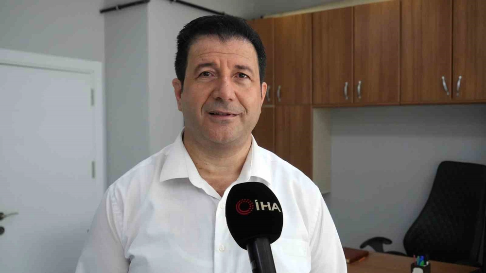 İstanbul'da Emlakçı Türkülerle Müşterilerini Karşılıyor