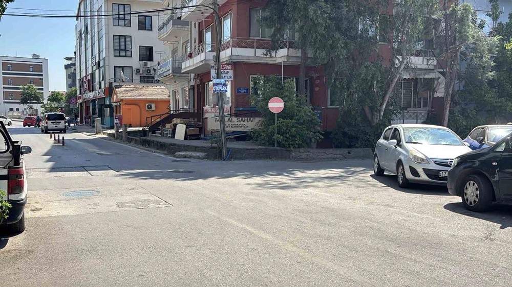 İzmit'te Kontrolden Çıkan Otomobil Yayalara Çarptı 2 Yaralı