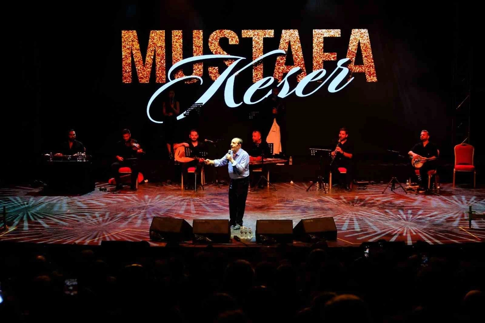 Mustafa Keser Bursa'da Hayranlarına Unutulmaz Bir Gece Yaşattı