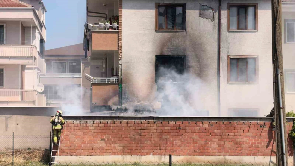 İnegöl'de Depoda Çıkan Yangın Apartmana Sıçradı