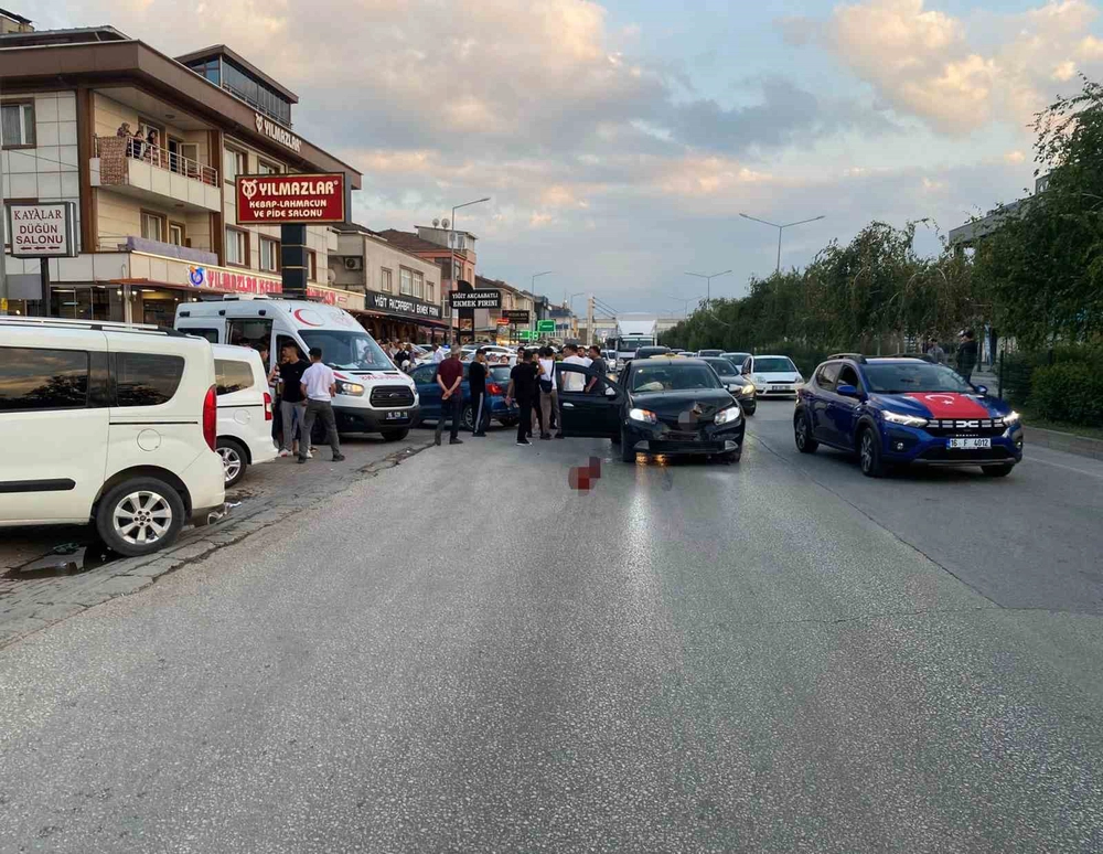 İnegöl'de İki Otomobil Çarpıştı 4 Kişi Yaralandı Motosikletli Çift Kıl Payı Kurtuldu