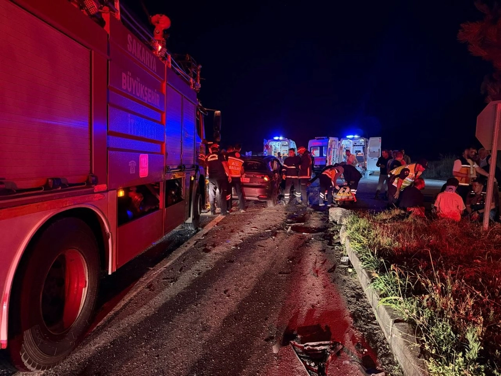 Sakarya Karasu'da İki Otomobil Çarpıştı 5 Kişi Yaralandı