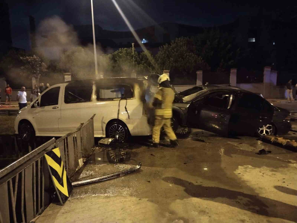 Sultanbeyli'de Park Halindeki Minibüse Çarpan Otomobil Alev Aldı, Arbede Yaşandı