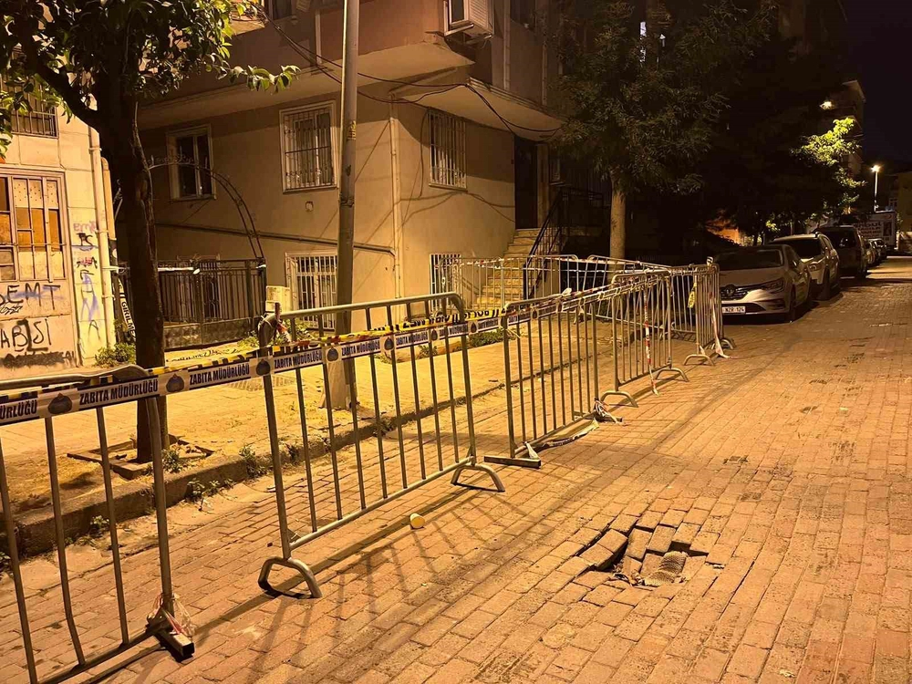 Güngören'de Balkon Çöktü Bina Tahliye Edildi