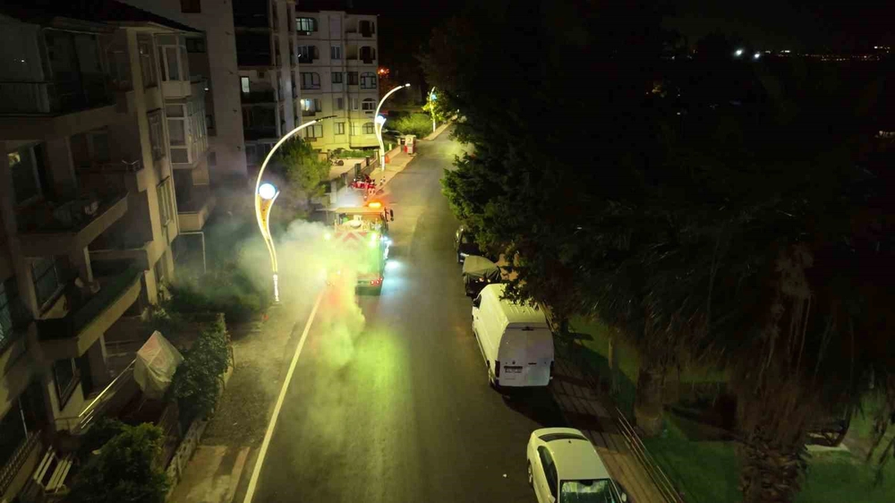 Karamürsel'de Plaj Yolu Caddesi'nde Asfaltlama ve Çizgi Çalışmaları Tamamlandı