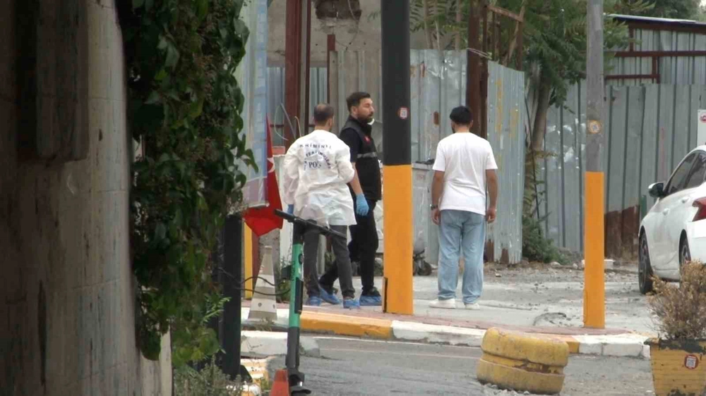 Polise Bıçakla Saldıran Şüpheli Ayağından Vurularak Yakalandı, Üzerinden Uyuşturucu Çıktı