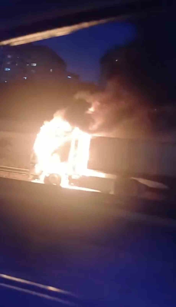 TEM Otoyolu'nda tır alev alev yandı