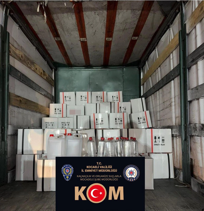 Kocaeli'de Kaçak Etil Alkol Operasyonu: 2 Bin 400 Litre Ele Geçirildi