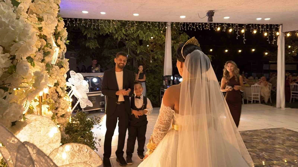 İznik'te 10. yıl dönümü sürprizi: Esma Sezen yeniden gelinlik giyip nikah tazeledi