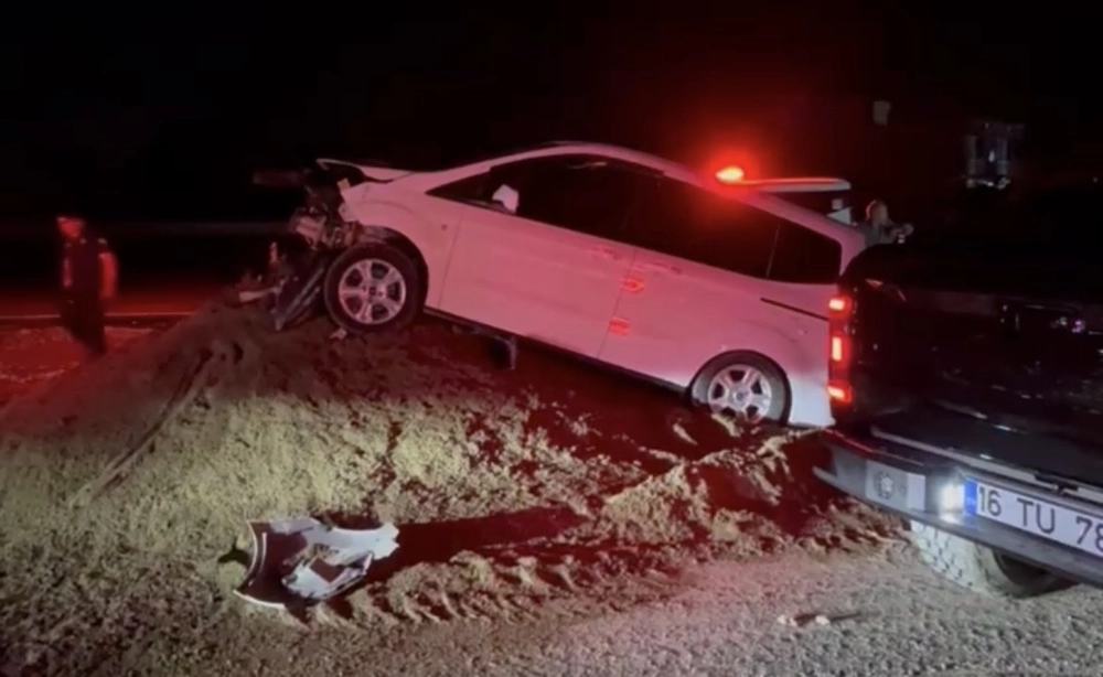 Bursa'da otomobil kontrolden çıktı kum rampada asılı kaldı