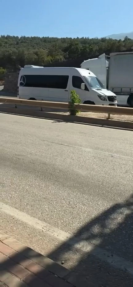 Bursa Kestel'de ters şeride giren servis minibüsü tehlike saçtı