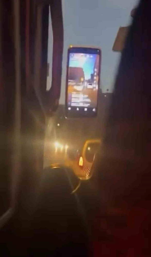 Bursa'da özel halk otobüsü şoförü seyir halinde canlı yayın açtı