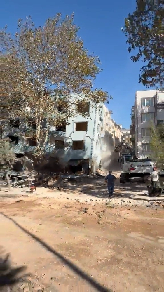 Bursa'da 6 katlı apartmanın yıkımı sırasında çökme anı kamerada