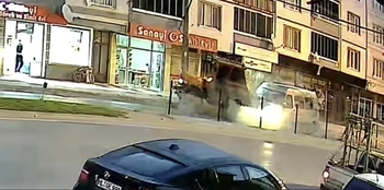 Bursa'da tarım işçilerini taşıyan panelvan traktöre çarptı 10 yaralı