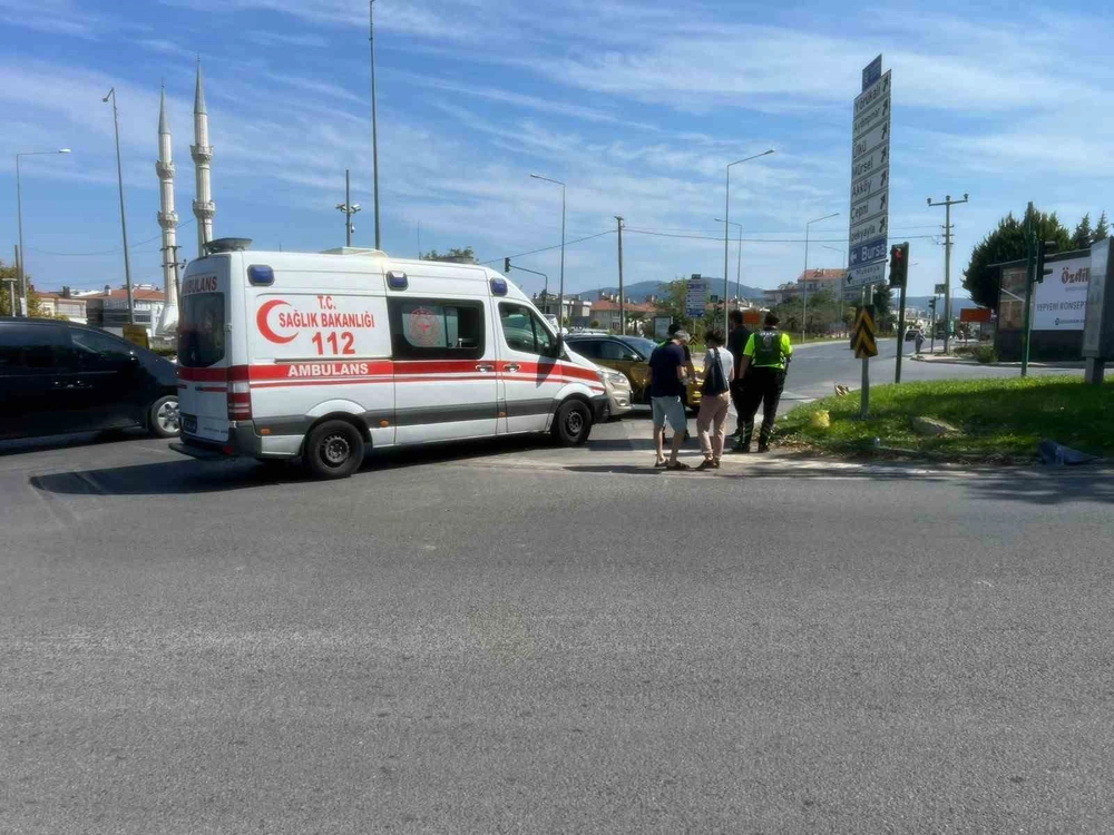 Bursa Mudanya'da kavşakta iki otomobil çarpıştı 1 yaralı