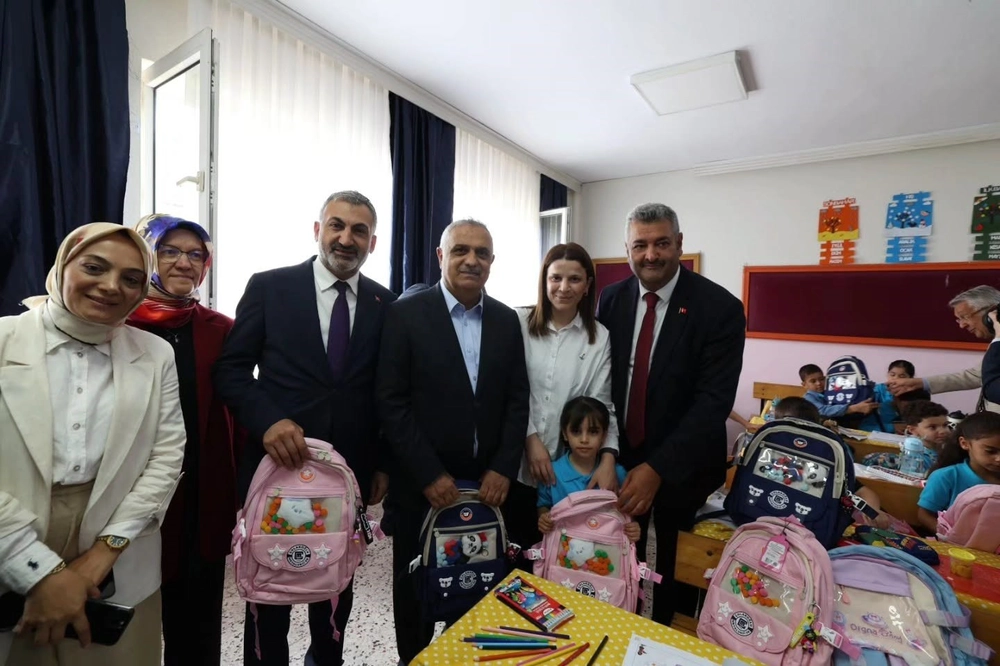 Dilovası'nda 1. Sınıf Öğrencilerine Kırtasiye Malzemesi Dağıtıldı