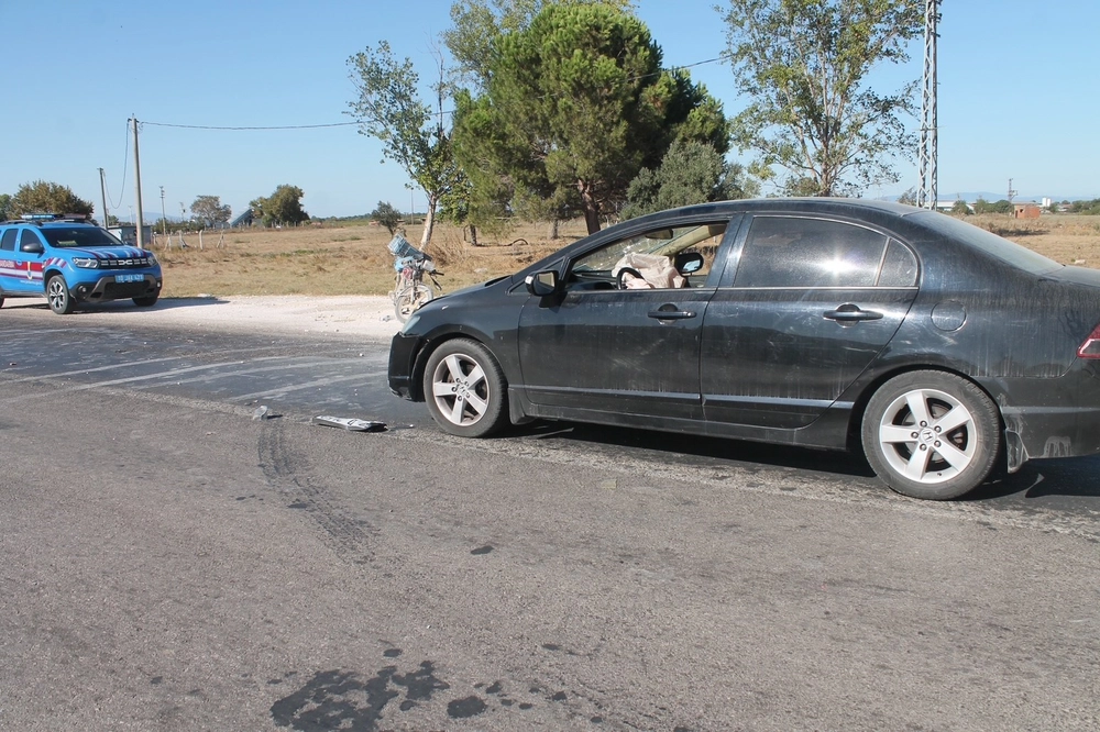 Manyas'ta otomobil plakasız motosiklete çarptı 65 yaşındaki sürücü hayatını kaybetti