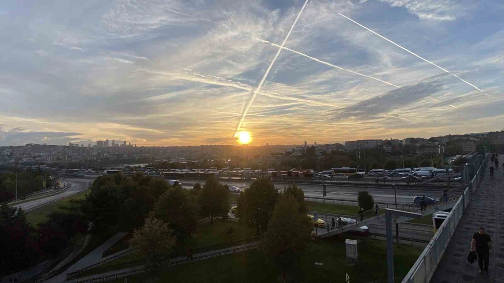 İstanbul'da Gün Doğumu Kartpostallık Görüntüler Oluşturdu