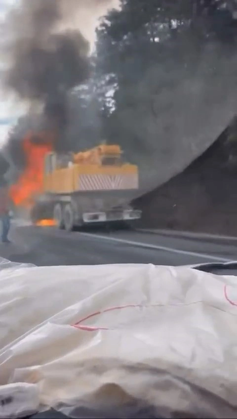 Bursa'da İş Makinesi Alev Alev Yandı