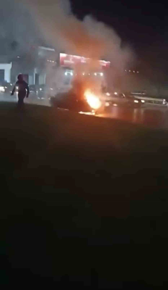 Bursa'da seyir halindeki otomobil alevlere teslim oldu