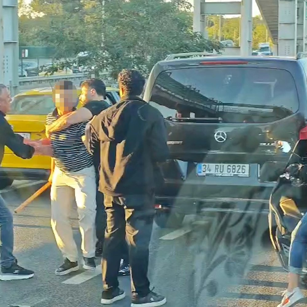 Kağıthane'de Trafik Kazası Sonrası Yumruklu ve Sopalı Kavga Kamerada