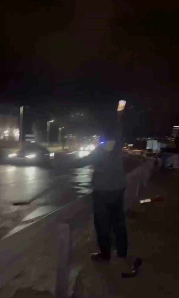 Motosiklet bariyerlere çarptı gençler cep telefonu ışığıyla trafiği durdurdu