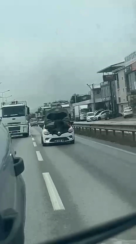 Bursa'da Hareket Halindeki Otomobilde Kaput Açıp Tamir Yapan Tamirci Şaşırttı