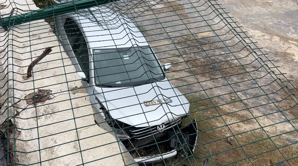 Zeytinburnu'nda hastane otoparkında kaza: Araç 3 metreden düştü