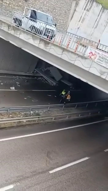 Bursa'da yağış nedeniyle kontrolden çıkan tır duvara çarparak makasladı, sürücü yaralandı