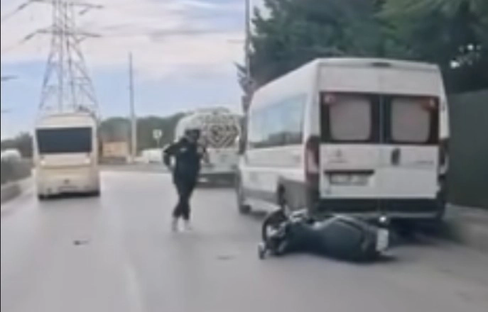 Sultangazi'de motosiklet park halindeki araca ve dolmuşa çarptı