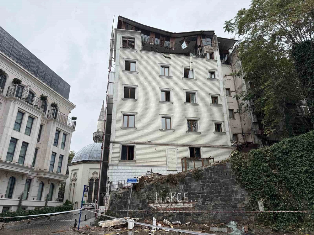 Fatih'te boşaltılan otelin üst katı çöktü: 5 araç hasar gördü