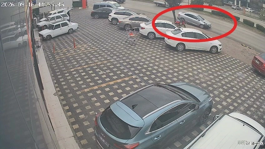 İnegöl'de kontrolden çıkan otomobil kamyonete ve park halindeki araçlara çarptı