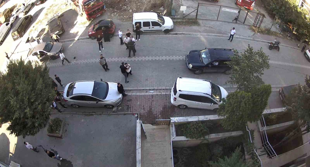 Esenyurt'ta İki Yıllık Komşu Kavgası Ev ve Araç Taşlandı