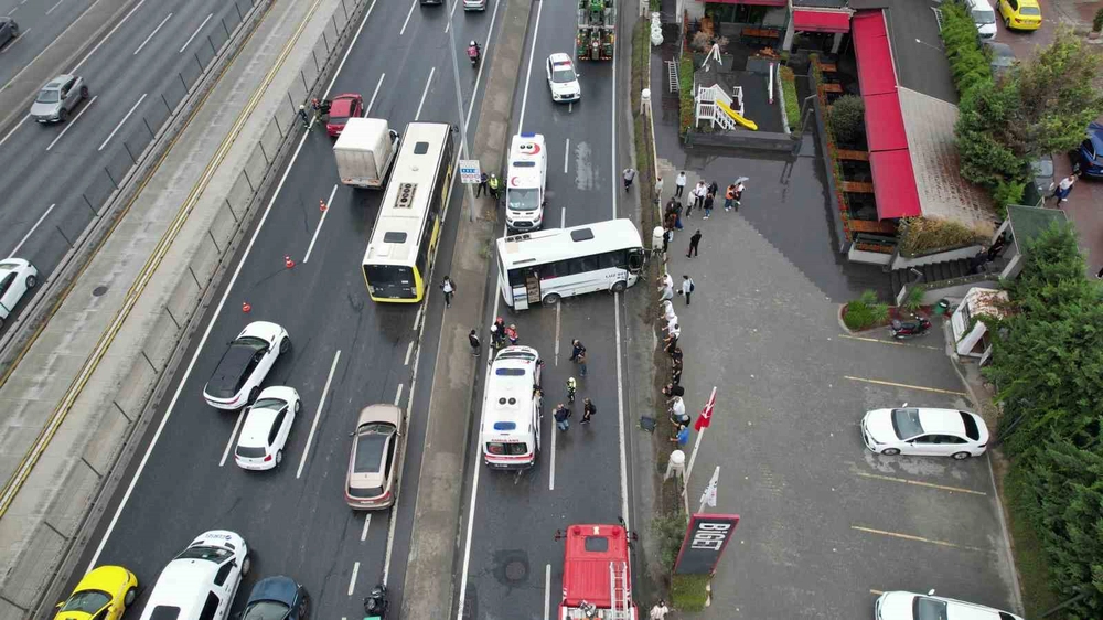 Avcılar'da servis midibüsü kaza yaptı 9 yaralı